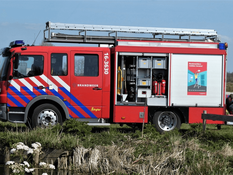 De brandweer en Floris van Bommel lanceren brandweersneaker