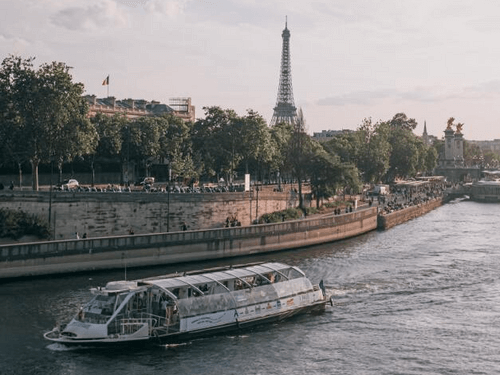 Netflix-serie 'Emily in Paris' krijgt eigen kledinglijn