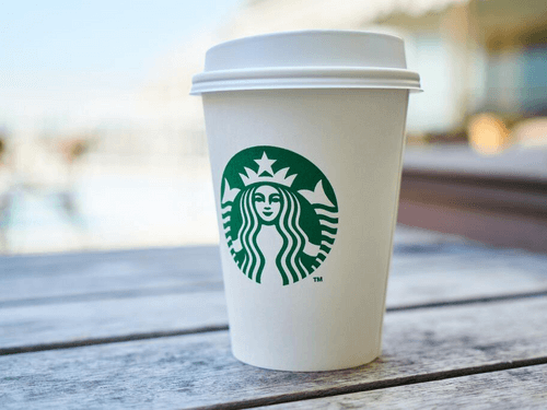 Warme en ijskoude dranken uit zelfbedieningsapparaat Starbucks